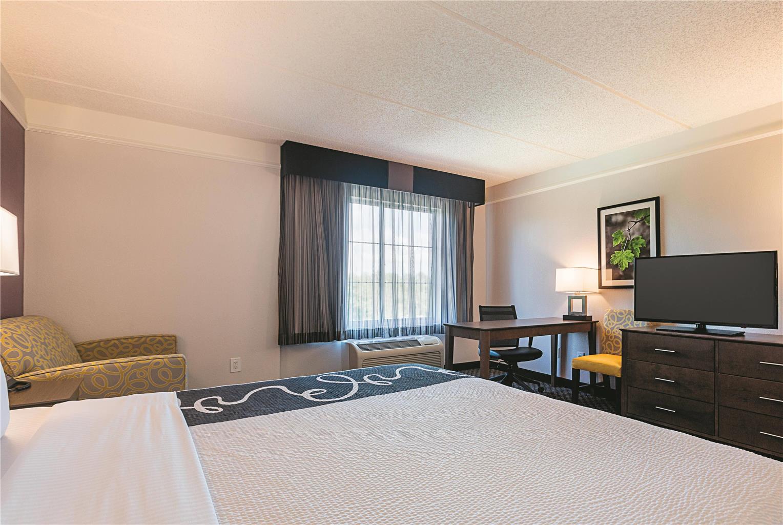 La Quinta Inn & Suites by Wyndham Atlanta Alpharetta - photo 32