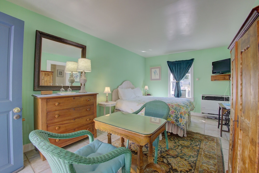 Secret Garden Inn and Cottages - photo 31