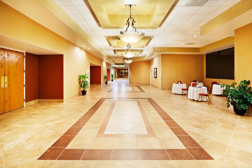 Holiday Inn by IHG - photo 32