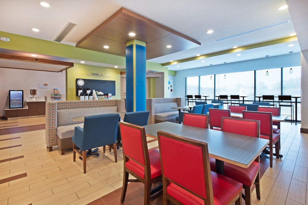Holiday Inn Express & Suites Uniontown by IHG - photo 35