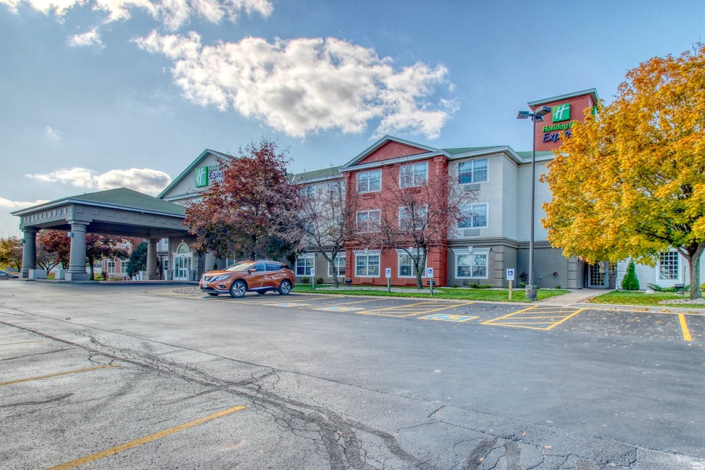 Holiday Inn Express Hotel & Suites Oshkosh by IHG - photo 78