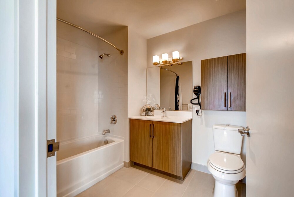 Global Luxury Suites at Newport - photo 47