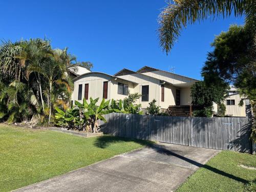 14 Manooka Drive Rainbow Beach Pets Welcome Fully Fenced — Rainbow Beach