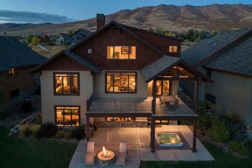 6 Bdr 4 are King hot tub fire pit BEST view in Eden, United States