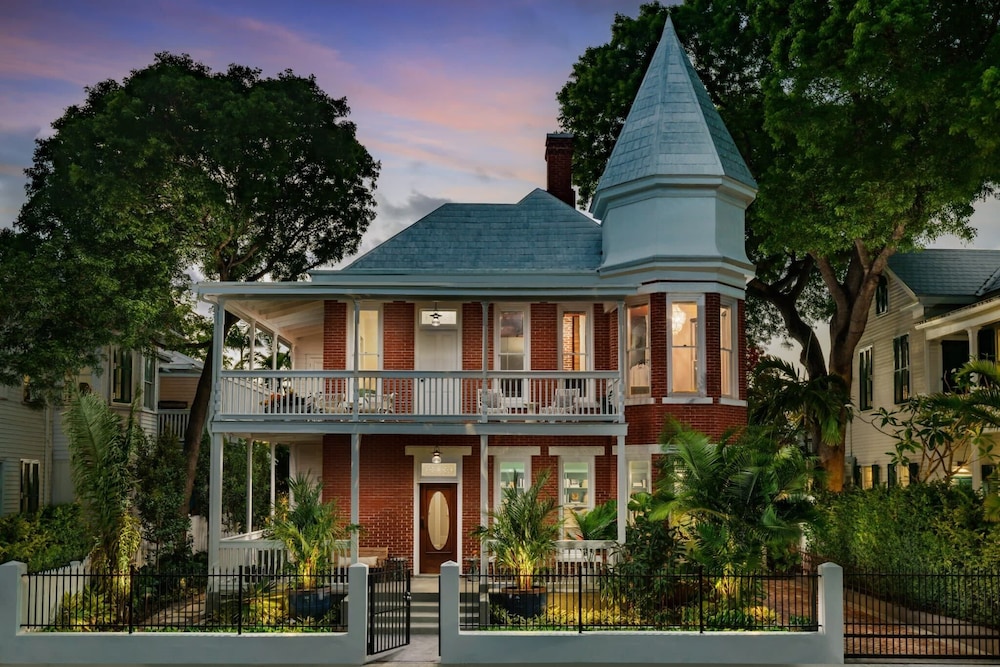 The Grand Maloney Hotel - featured photo