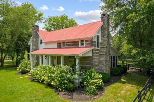 Private Retreat Burwood 8 acres Hot Tub Fire pit — hotel in Spring Hill