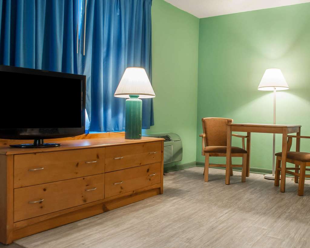 Econo Lodge South - photo 10