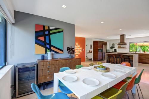 Ultra Luxury Resort Like Compound Pool Spa Fire Pit Close to Everything 4BD 2.5BTH in Palm Springs, United States