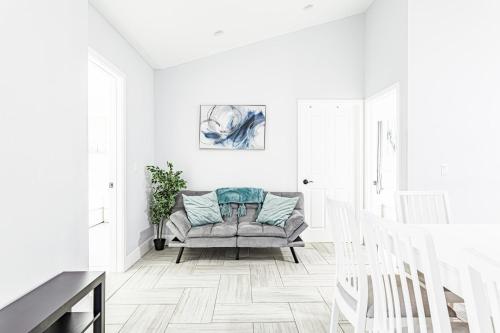 Charming 3BR House Hal UC — 4-Star Luxury Hotel in Los Angeles, United States