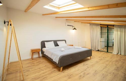 3BR Scenic Terrace Apt in Abanotubani By Wehost