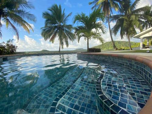 Entire Villa with pool in front of beach — 4-Star Luxury Hotel in Portobelo, Panama