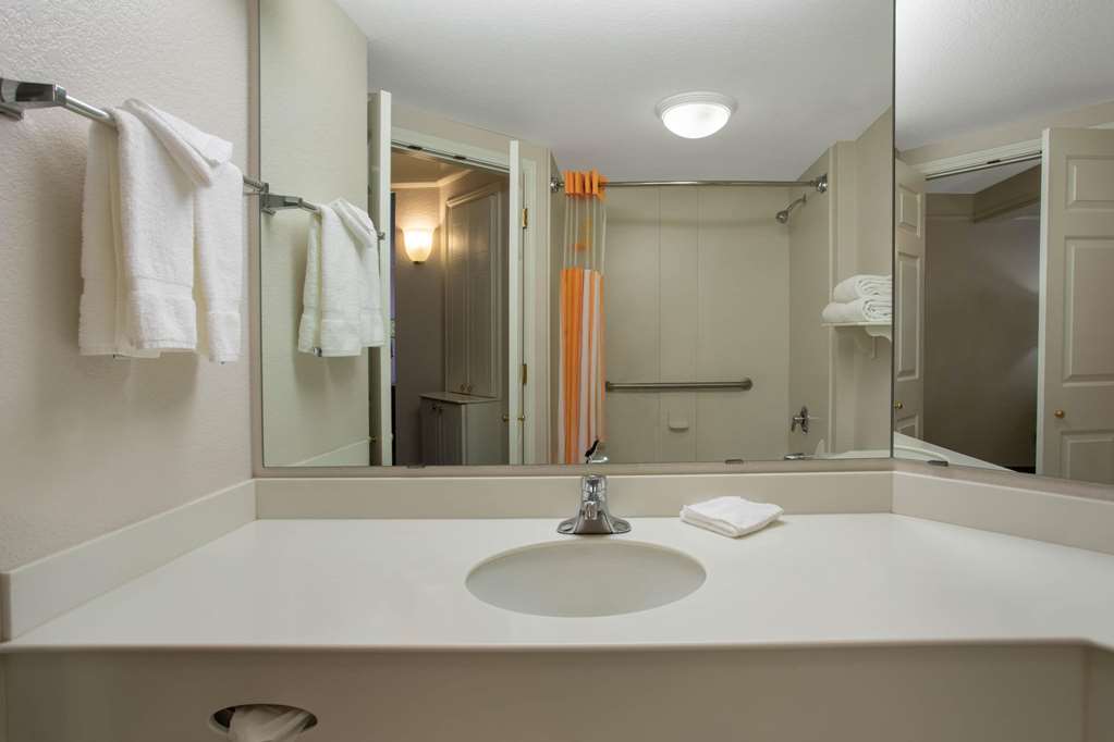 La Quinta Inn & Suites by Wyndham Denver Southwest Lakewood - photo 20