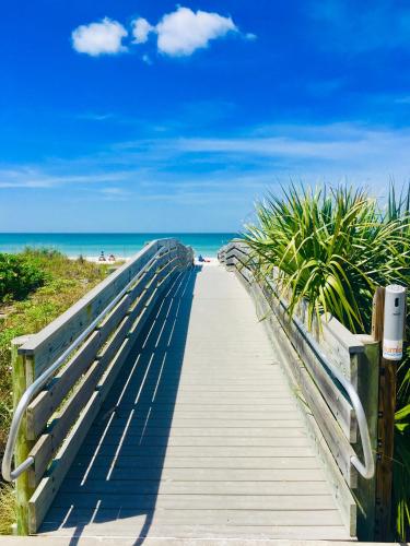 Sunset Beach Bungalow 3 — 4-Star Luxury Hotel in Saint Pete Beach, United States