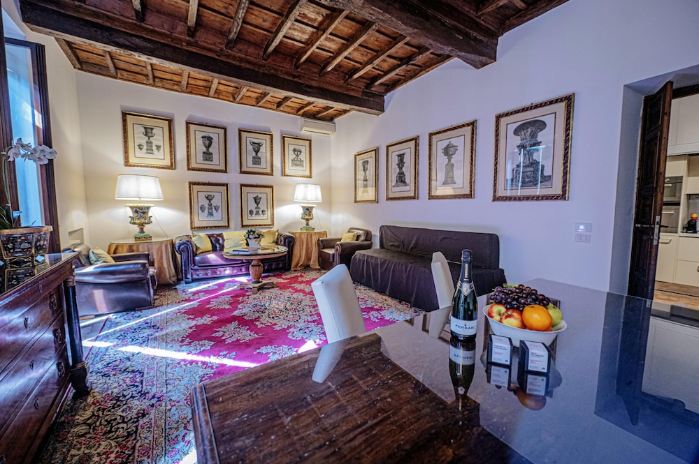 Via Giulia Charming Apartment with Balcony — 4-Star Luxury Hotel in Rome, Italy