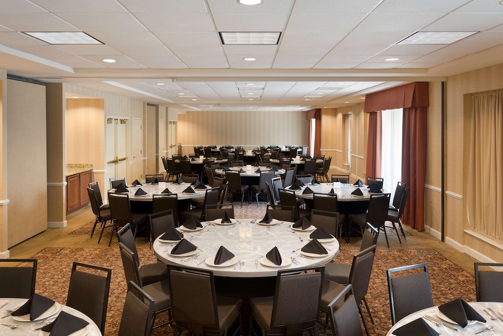 Hilton Garden Inn Chicago Oak Brook - photo 25