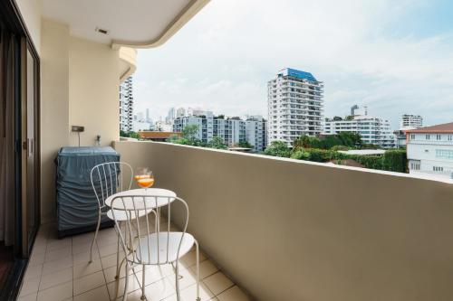 Azure Dreams King Suite Retreat near BTS & Fast WiFi