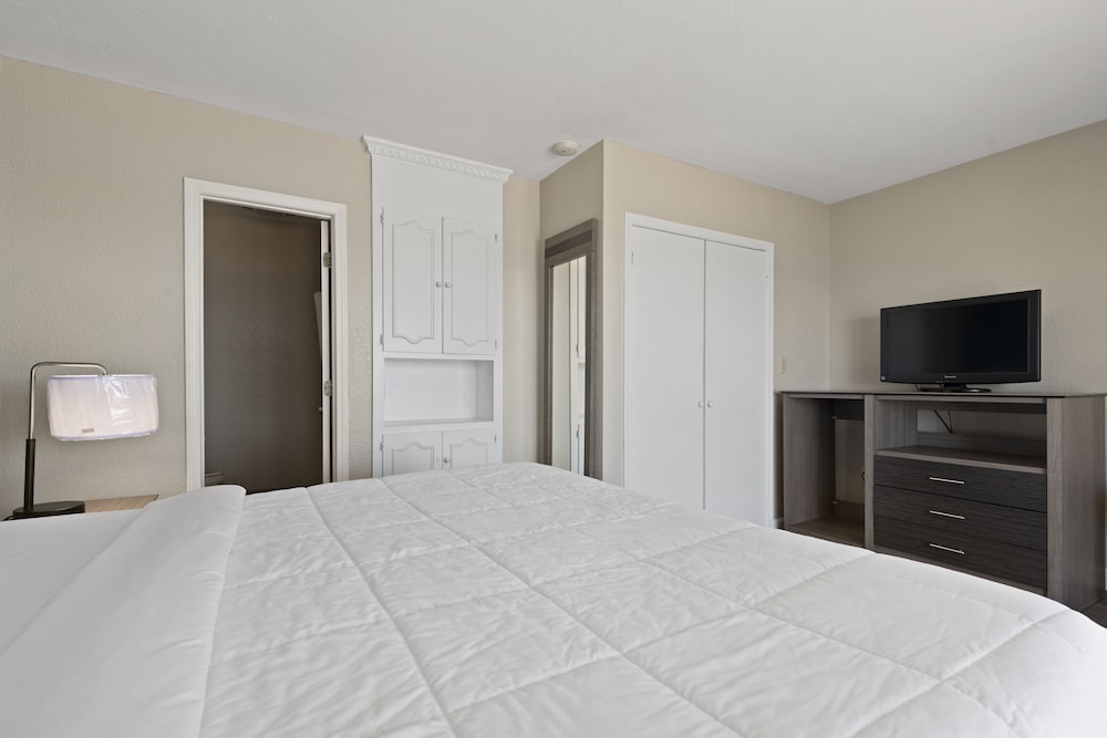 Ocean Crest Inn and Suites - photo 28