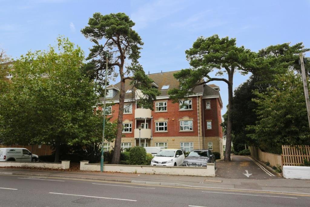 Hartford Court By Bournecoast A Town Centre Holiday Apartment Within Walking Distance Of The Sandy Beaches Fm3198 — 4-Star Luxury Hotel in Bournemouth, United Kingdom