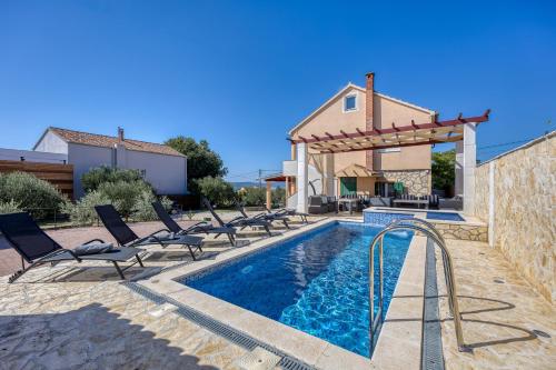 Coastal Paradise Villa with Pool Happy Rentals — 4-Star Luxury Hotel in Sveti Filip I Jakov, Croatia
