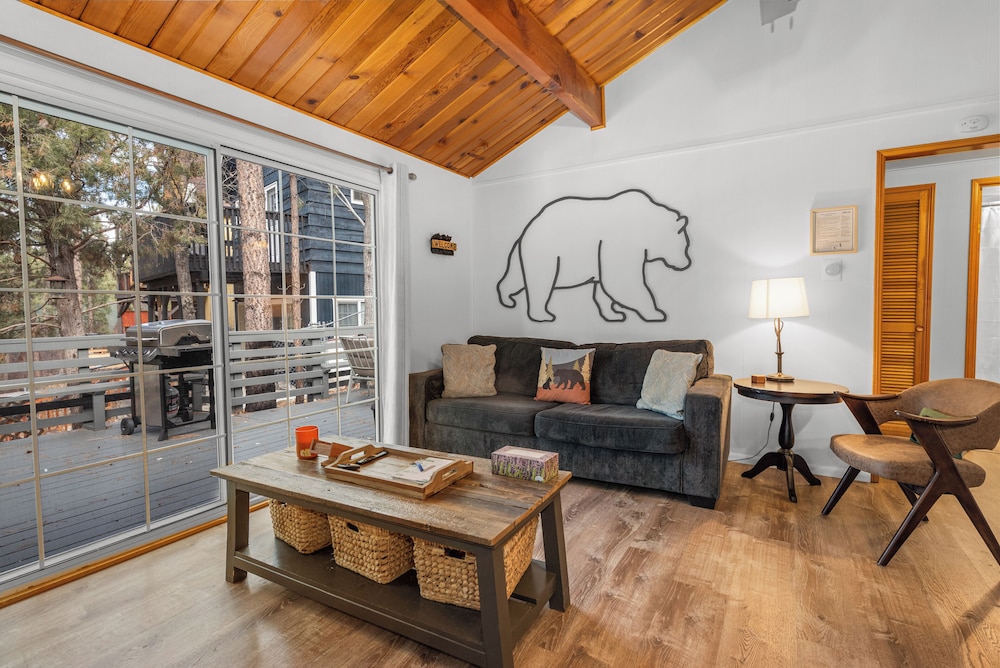 Dark Pine Retreat Excellent setting compliments this charming Big Bear cabin — 4-Star Luxury Hotel in Big Bear City, United States