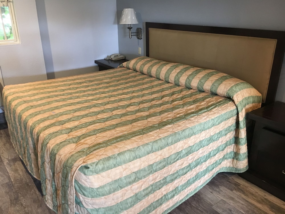 Bellflower Travel Inn - photo 25