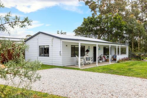 Bay Gem Pet Friendly with Spa — hotel in Callala Bay