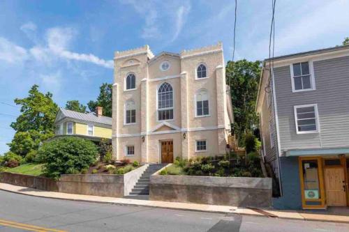 The Revival Room: Historic Staunton — hotel in Staunton