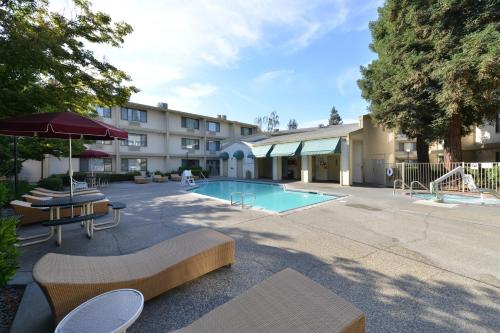 Hawthorn Suites by Wyndham Sacramento - photo 34