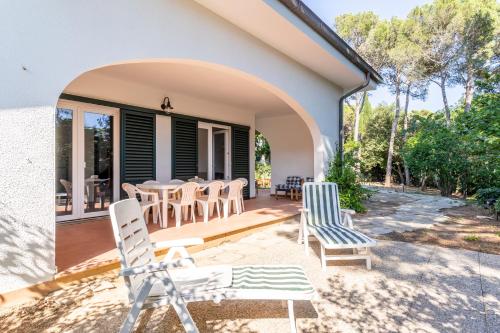 GuestHost Quercianella Lovely Villa near the Sea With Parking — 4-Star Luxury Hotel in Quercianella, Italy