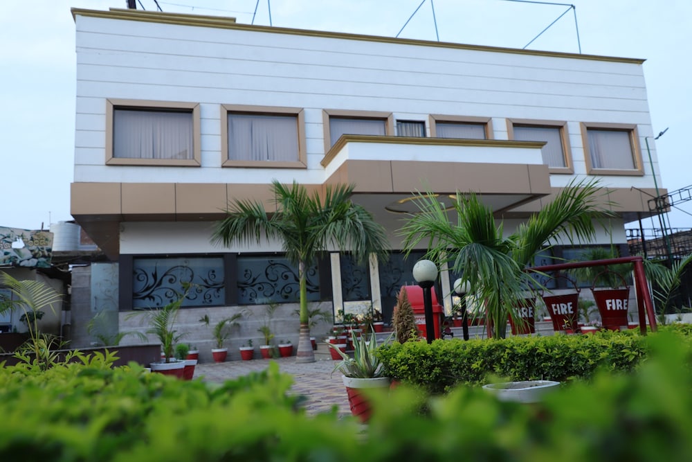 Hotel Bandhan in Bahraigh, India