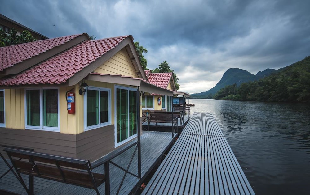 Naphatphorn Resort — hotel in Si Sawat