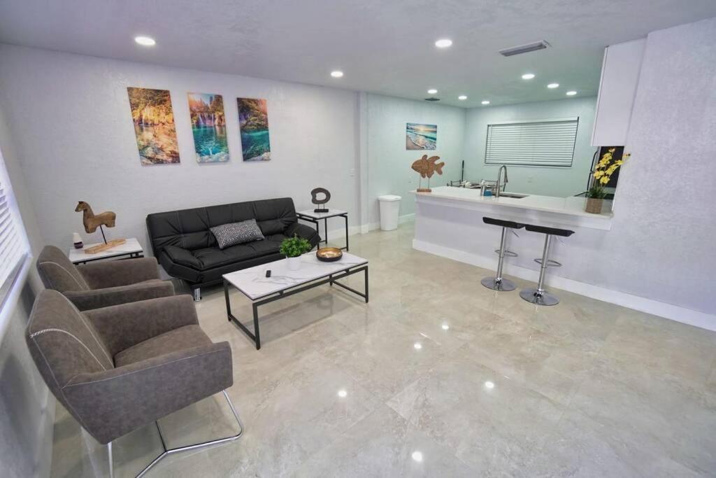 Modern 2br Near Aventura Mall & Sunny Beach — 4-Star Luxury Hotel in Hallandale Beach, United States