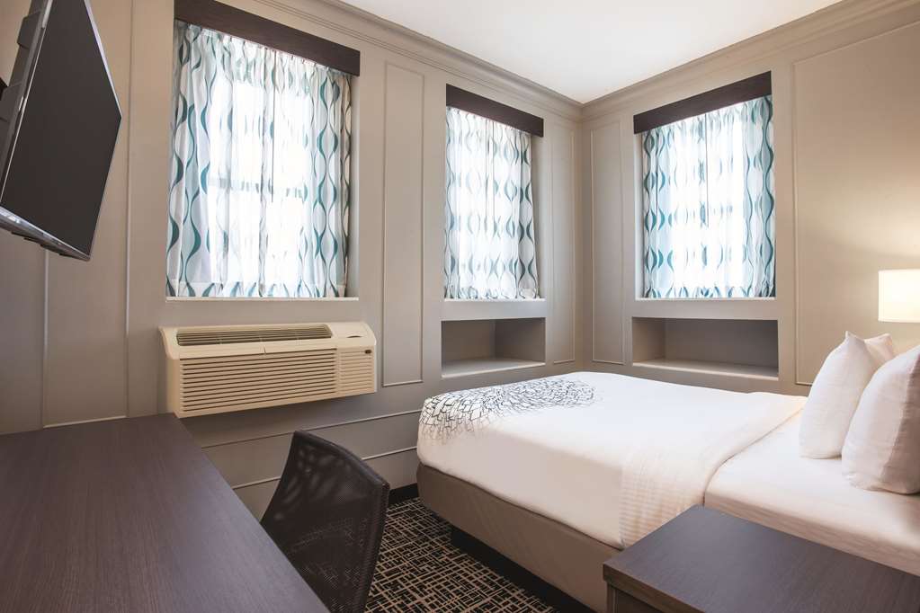 La Quinta Inn & Suites by Wyndham Baltimore Downtown - photo 11