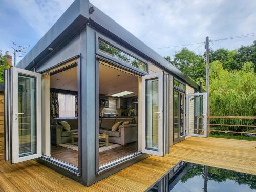 Pigeon Coo Lodge — 4-Star Luxury Hotel in Shalfleet, United Kingdom
