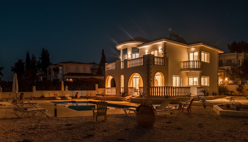 Komissa Villa — 4-Star Luxury Hotel in Argaka, Cyprus
