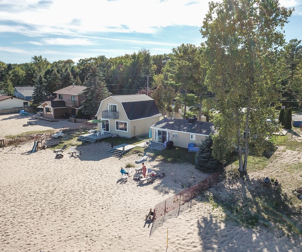 Beach Club of Oscoda Cottages — hotel in East Tawas