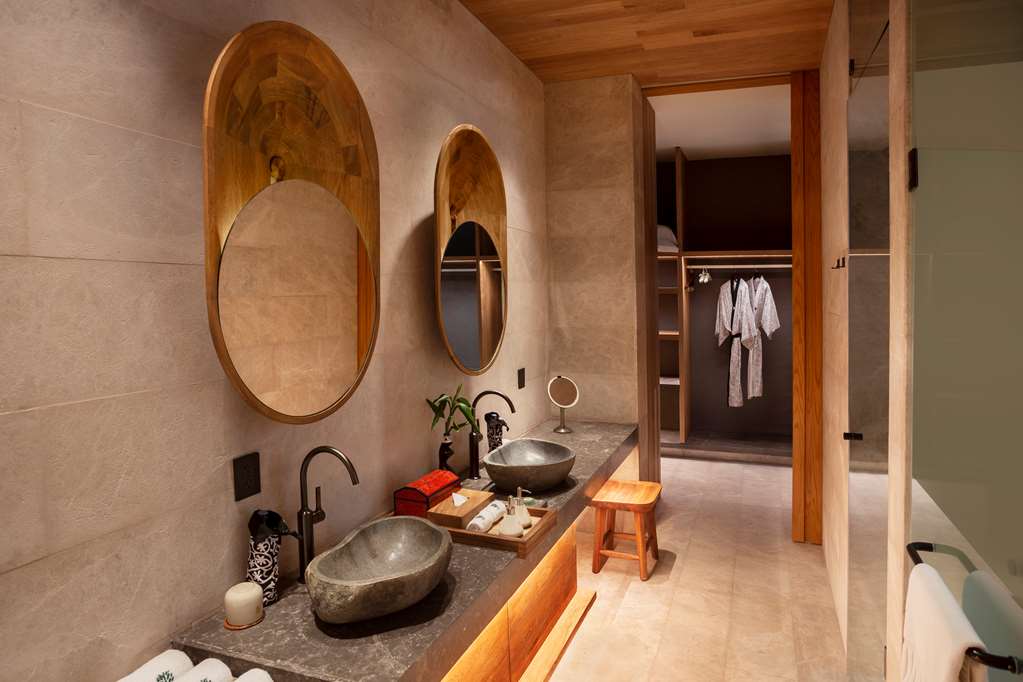Oceanfront Veranda Pool Suite - Bathroom