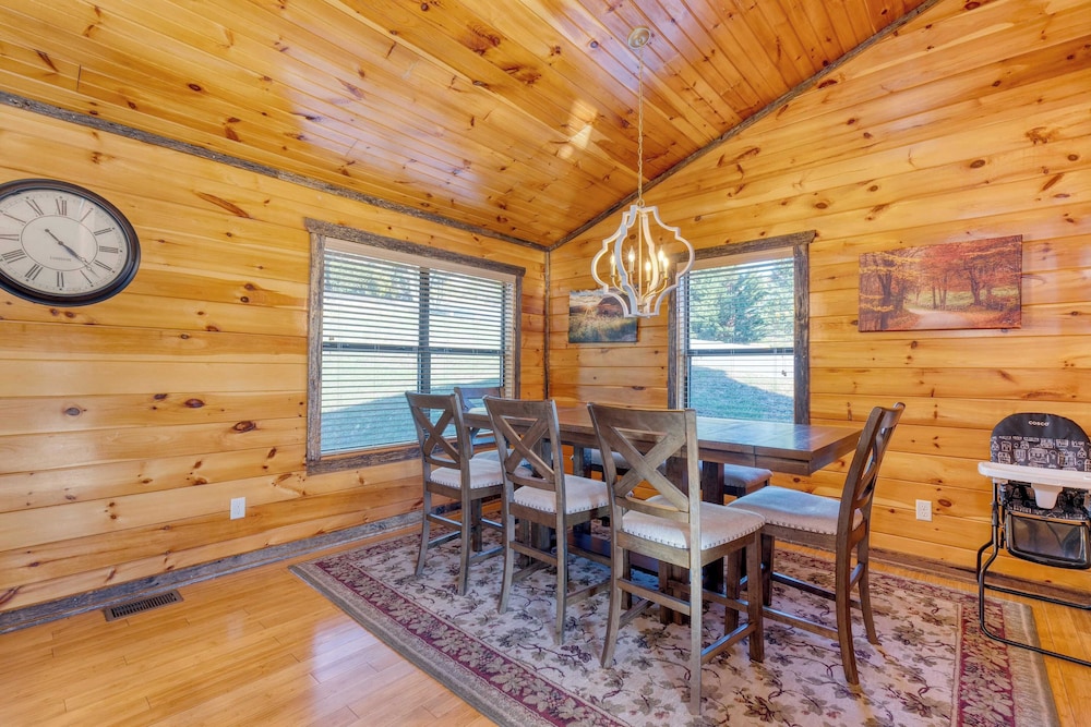 Bear Cove by Avantstay Hot Tub Pool Table - photo 17