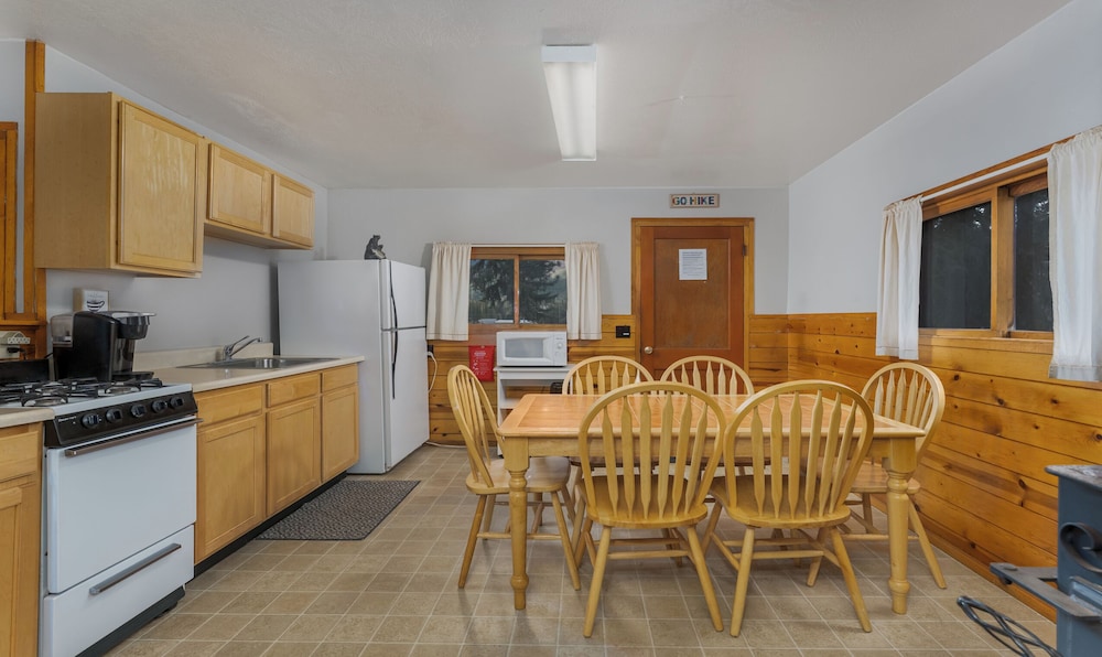 Bear Paw Lodge & Vacation Homes - photo 27