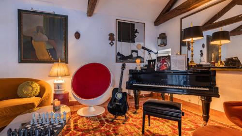 Giant Smart Room Hot tub PS5 in Historical Sintra Center inside 17th century Palace Sintra WOW in Sintra, Portugal