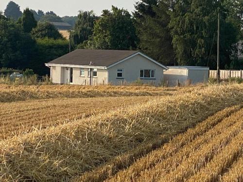 Cosy bungalow with views walks garden & parking. — 4-Star Luxury Hotel in Worcester, United Kingdom