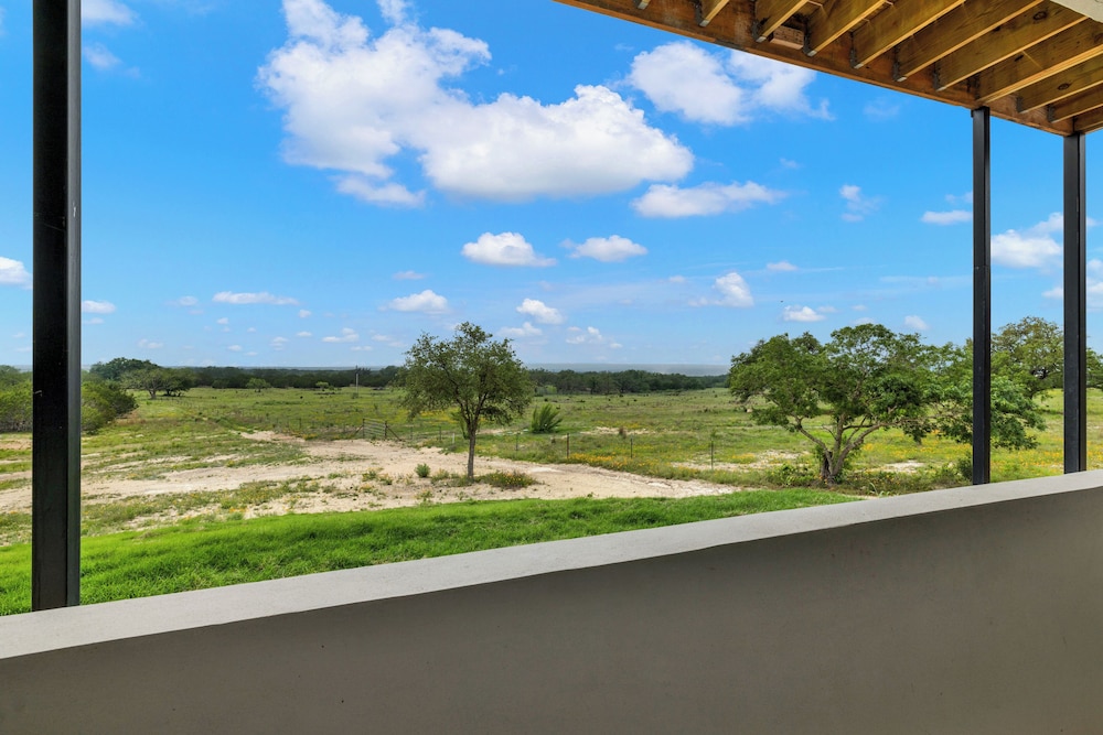The Bentley Hotel Sinatra Room Hill Country View - photo 18