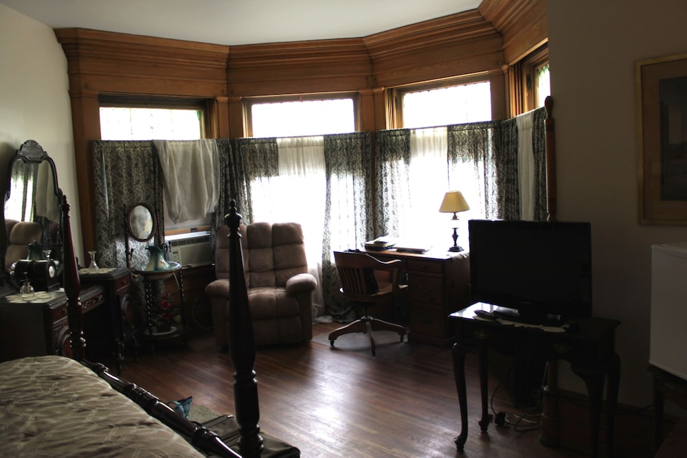 Victorian Charm Inn - photo 51