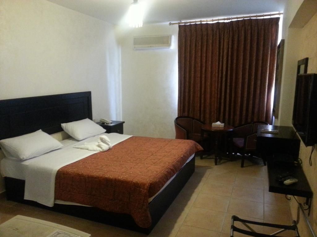 Oia Palace Hotel — Amman