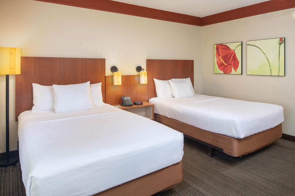 La Quinta Inn & Suites by Wyndham Atlanta Ballpark Galleria - photo 27