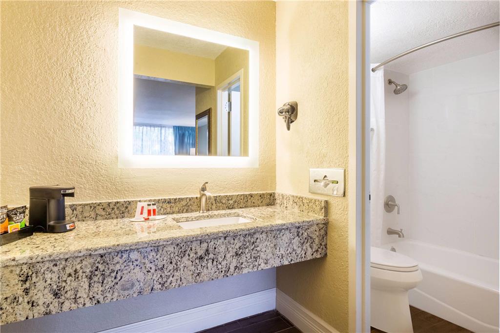 Howard Johnson by Wyndham Lakeland - photo 21