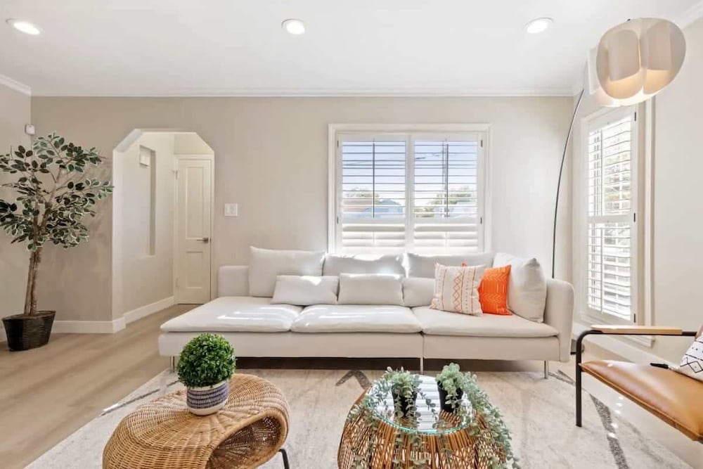 @ Marbella Lane Modern Refreshing Home — 4-Star Luxury Hotel in San Mateo, United States