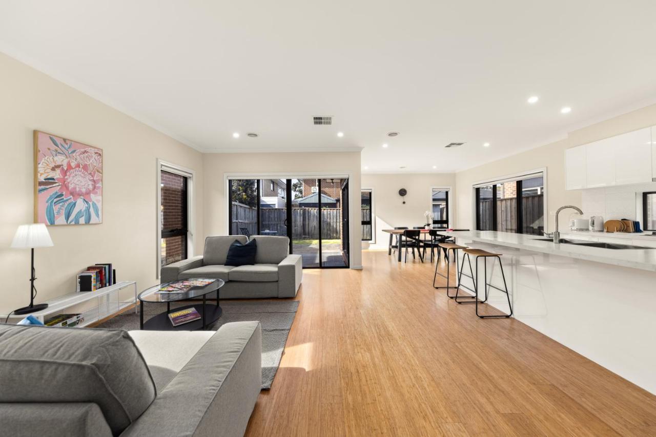 Entire Cozy 4 Bedroom Home with 2 Ensuites In Keysborough — 4-Star Luxury Hotel in Keysborough, Australia