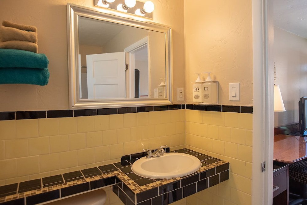 Circle R Motel - photo 27