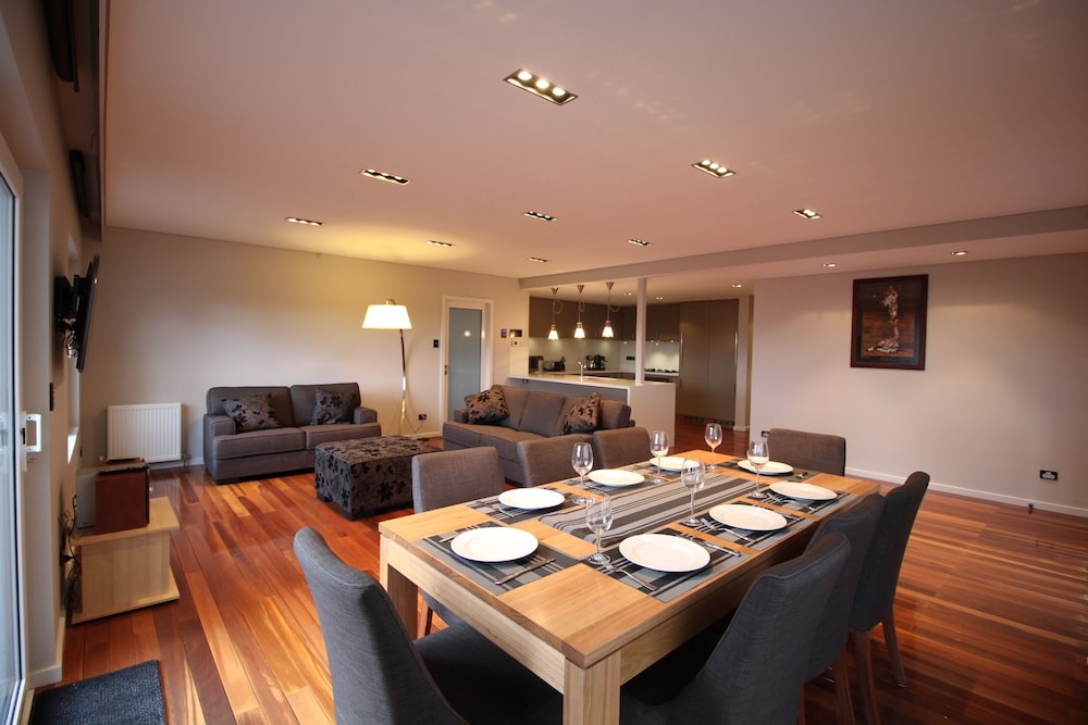 Sunny Sandy Bay Apartment — 4-Star Luxury Hotel in Sandy Bay, Australia